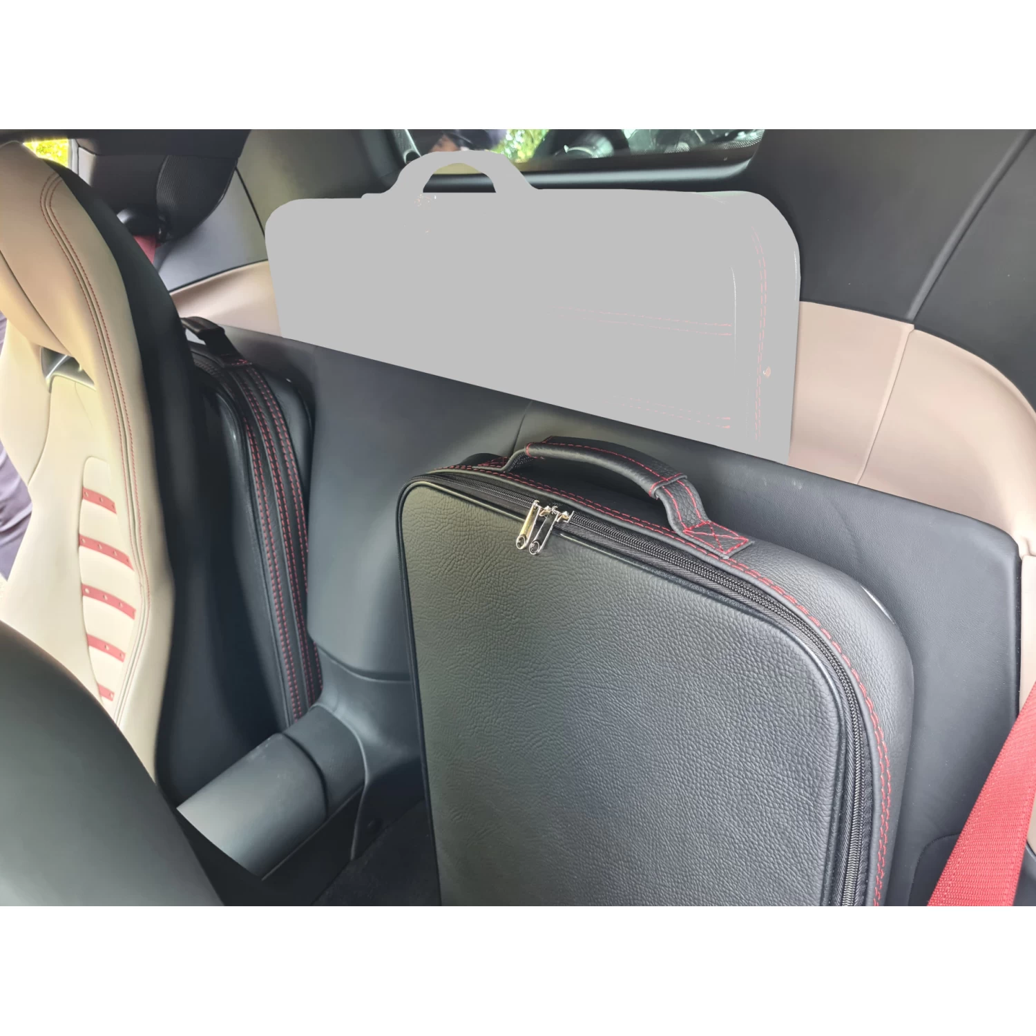 Ferrari SF 90 Spider - 2-tlg. Kofferset Rückbank 2 Ferrari SF 90 Spider - 2-tlg. Kofferset Rückbank – Bild 2