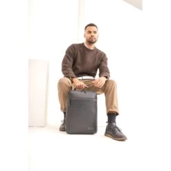 JOST STOCKHOLM Daypack Rucksack 2.0 - Schwarz 17 JOST STOCKHOLM Daypack Rucksack 2.0 - Schwarz -Ausgewählte Reisespeichergeschäfte 1051440 4700001 Stockholm 13