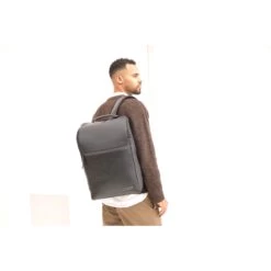 JOST STOCKHOLM Daypack Rucksack 2.0 - Schwarz 19 JOST STOCKHOLM Daypack Rucksack 2.0 - Schwarz -Ausgewählte Reisespeichergeschäfte 1051440 4700001 Stockholm 15